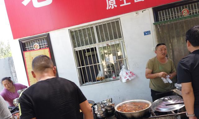 农村大哥做“喂猪菜”，9块1份，每天最少卖500份，农民工的福利
