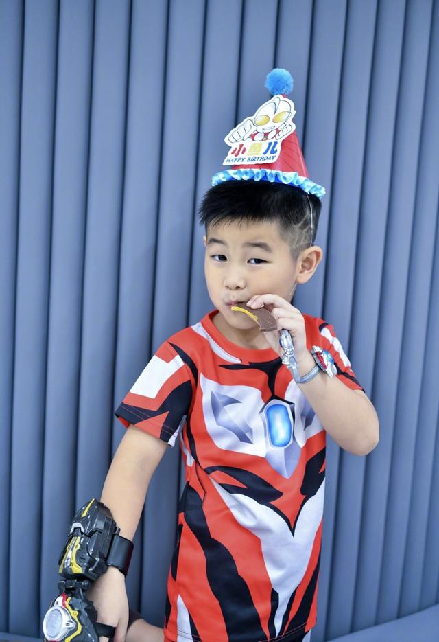 胡可为小儿子庆祝5岁生日，尼莫扮奥特曼活泼帅气