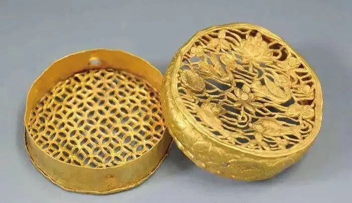 下图的金帔坠是宋代特有的饰品,可以用绳链从上下两个孔穿过,佩