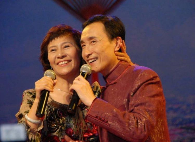 61岁巩汉林合家照曝光,夫妻恩爱36年,儿媳妇颜值高更是亮点