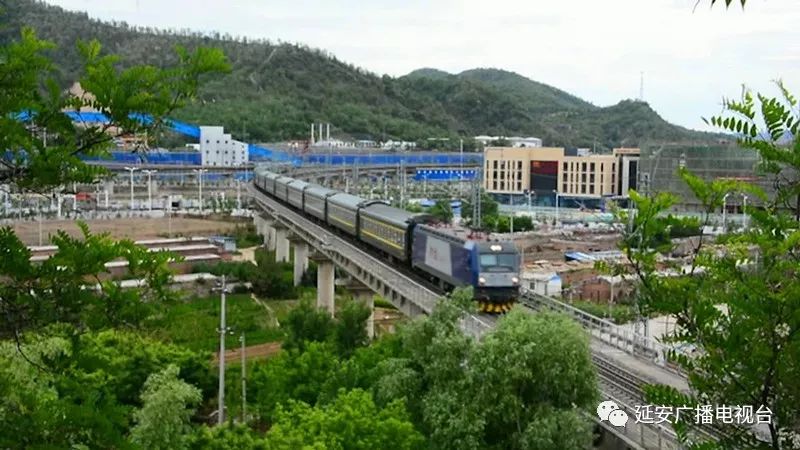 延安机务段举行"延安号"机车揭牌暨指导组转战浩吉铁路誓师大会
