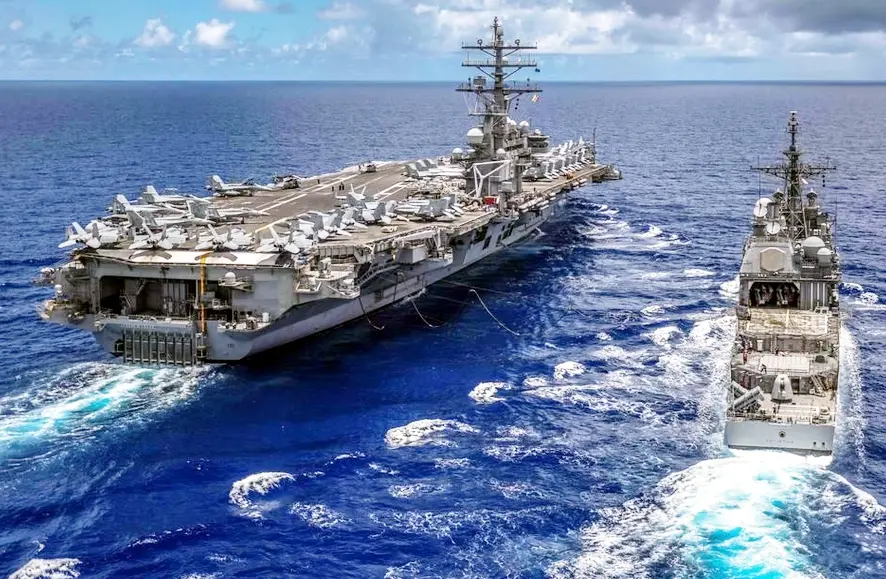 美军航母长期赖在中国南海不走 在南海岛礁附近向中国炫耀武力