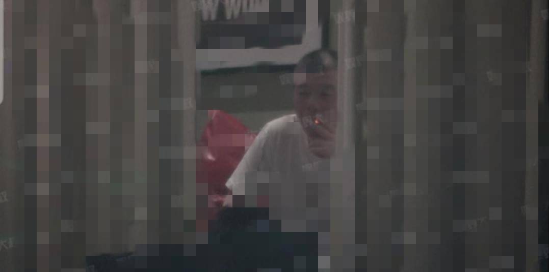 心疼徐帆！冯小刚为爱妻庆生大摆宴席，却当街轻抚年轻女孩的脸？