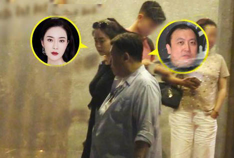 王晶被曝深夜携“晶女郎”返家，两人关系亲密不言而喻