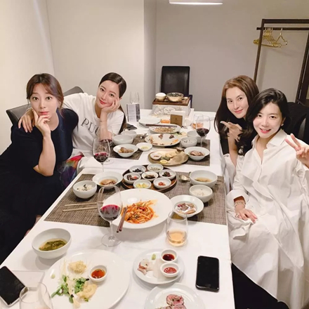 四个闺蜜一起喝酒聊天,十分开心,好友相聚总有说不完的八卦和日常啊.