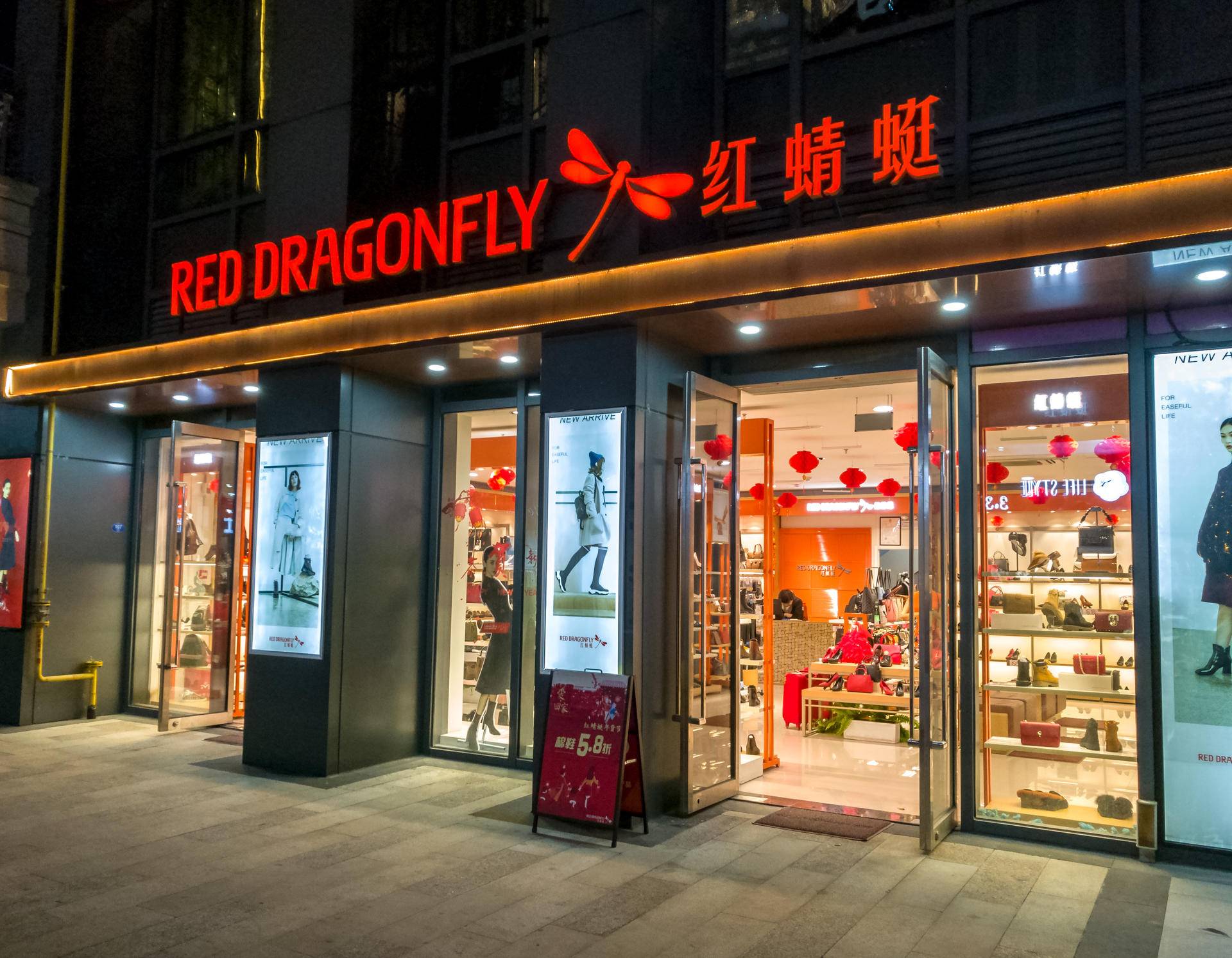 盘点十大没落国产鞋品牌：有品牌市值缩水千亿，大众鞋王关店千家