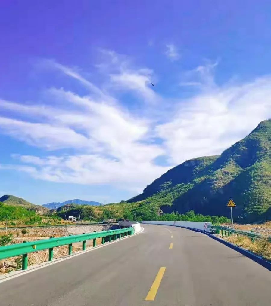 途经狼牙山万亩花海,西山北乡政府,龙门湖风景区 便进入龙西旅游公路