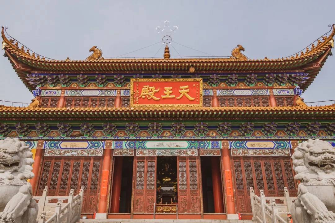 天王殿是寺院的第一重殿,除了供奉弥勒菩萨和韦陀护法菩萨,还有四大
