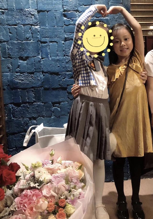 李小璐带女儿聚会 6岁甜馨长发披肩很乖巧