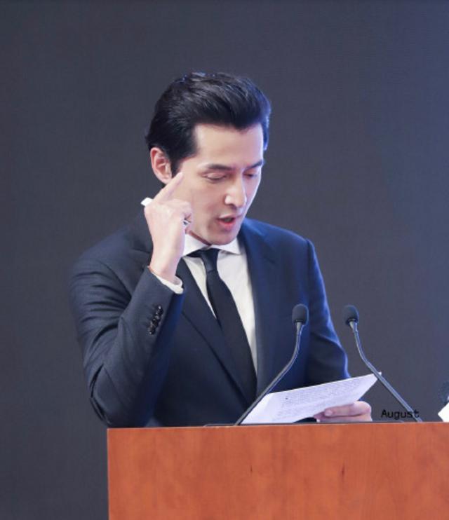 真困！胡歌会议上用手指撑眼皮，偷瞄镜头表情可爱