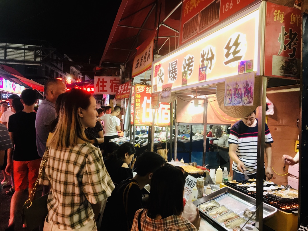 卖烤扇贝和烤肠的老板姓李,老家黑龙江,刚来犀浦夜市不足三月,和老婆