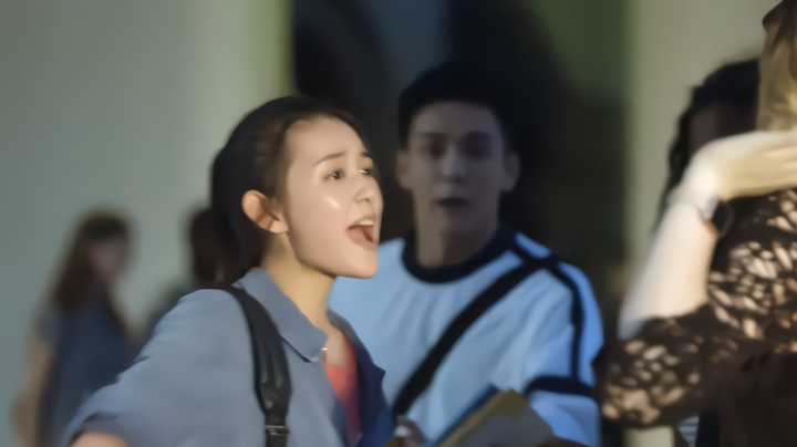 外国人用英语骂人,以为女孩不懂,不料女孩飚八