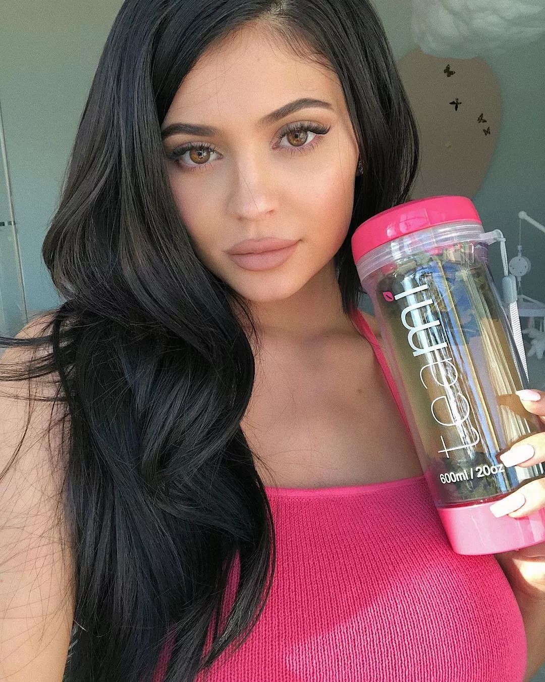 kyliejenner再次连冠instagram最富网红,一张照片收费