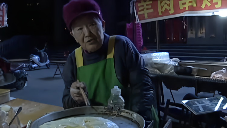 半夜摆摊卖烙饼火了 94岁老奶奶还学会微信收款
