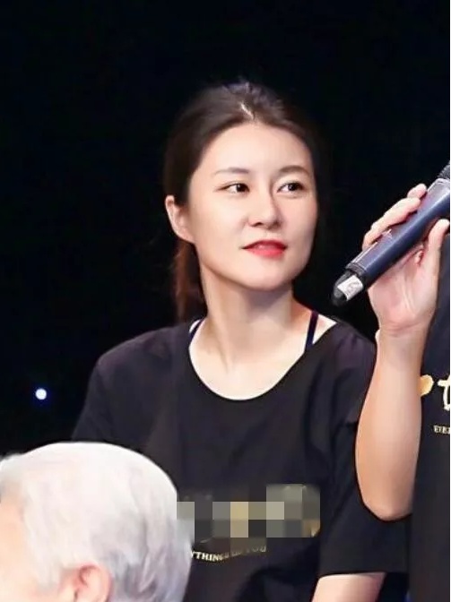 黄宏25岁女儿近照曝光，颜值超高堪比女明星，继承母亲优秀基因