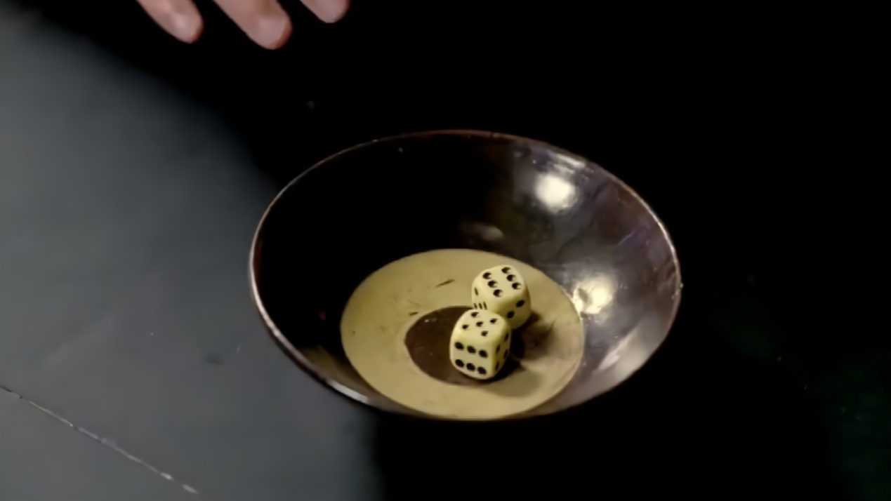 韦小宝不识字却硬要给孩子取名字,直接扔骰子