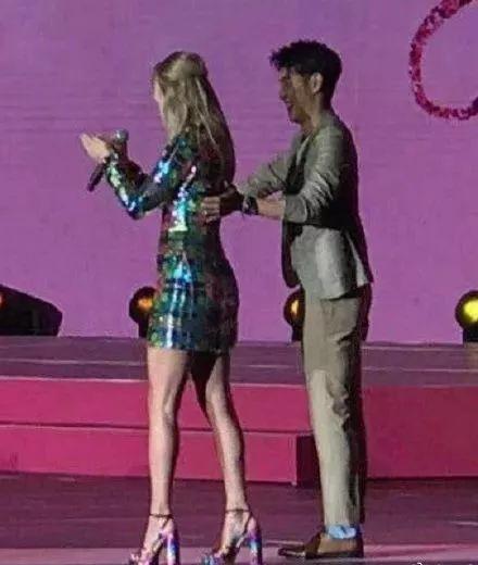 泰勒·斯威夫特中国见面会疑遭男主持摸腰，粉丝怒：拿开你的咸猪手编辑：奇趣网发布：2019-11-12 13:03:57