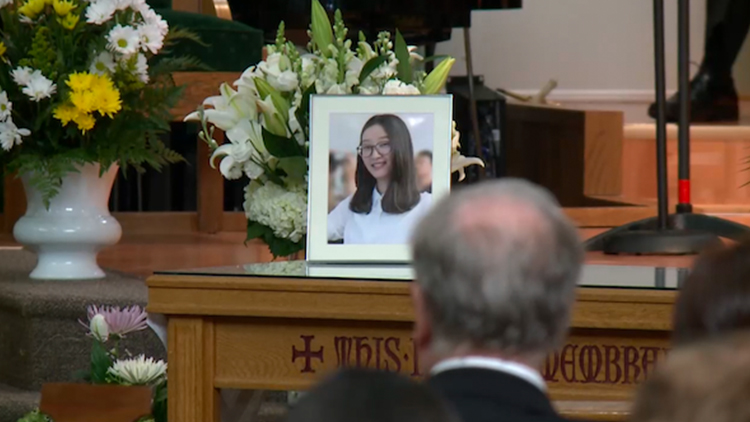 章莹颖生前遗物下葬 父亲：寻找遗骸没有结束