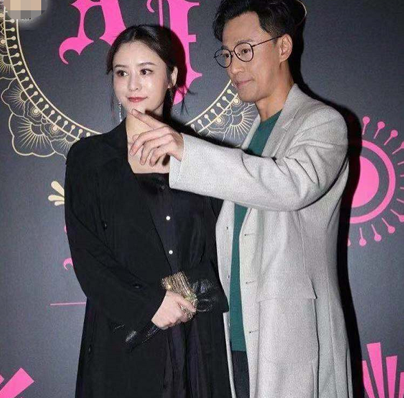 前段时间张馨月晒出了一张自己独自乘坐长途车回老家的颓废美照,似乎