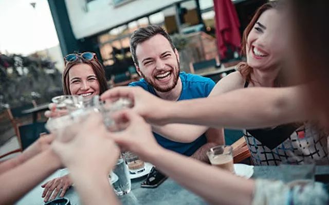 英国专家:男性每周至少要和朋友聚会喝两次酒,才能保证身心健康
