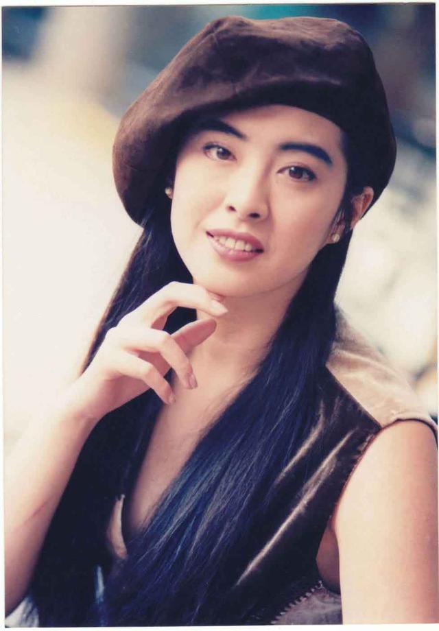 不得不说,王祖贤真是各种风格都能驾驭,她的身上同时拥有冷艳,霸气