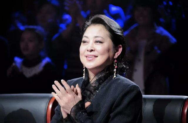 44岁梅婷现身拍戏：老态明显 撞脸60岁倪萍