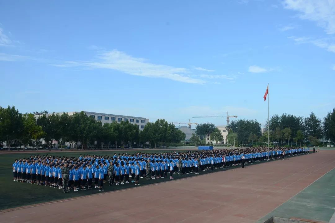 8月23日,河北辛集中学2019级新生入学教育暨军训动员大会在学校操场