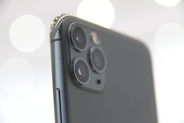 前脚吐槽后脚抢购？iPhone11订单减少10%，暗夜绿已被订空