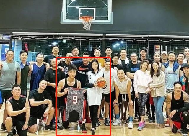 【熊猫娱乐】高以翔追思会温暖感人，高爸高妈互相搀扶，葬礼全流程曝光