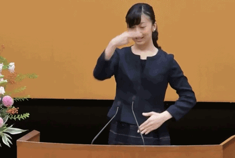 她被称为