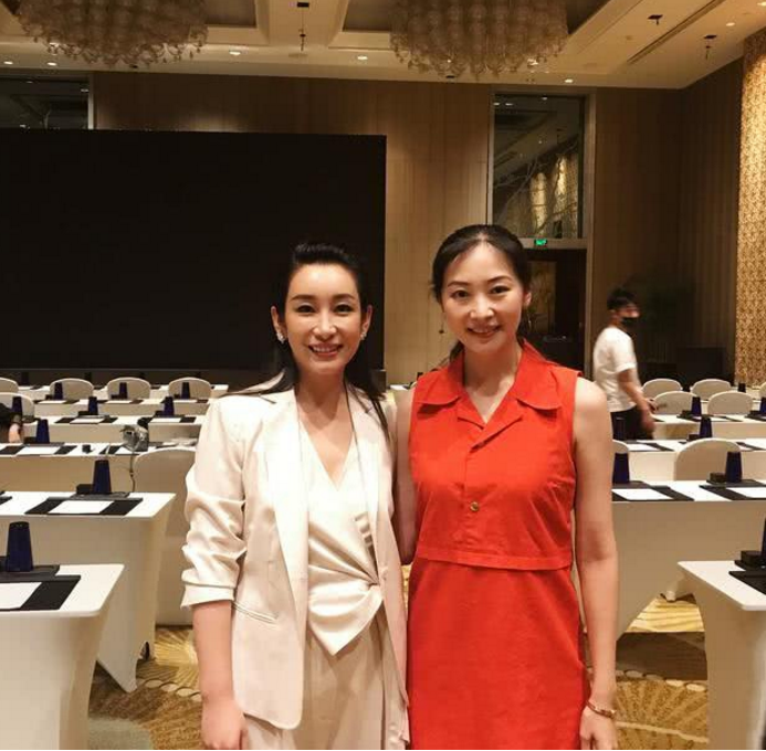 黄海波妻子近照曝光，37岁身型窈窕有致，不输身旁影后秦海璐！