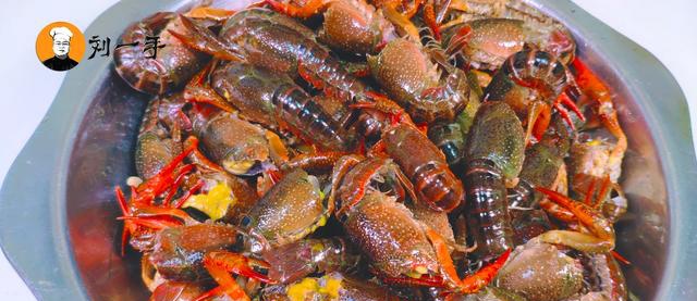 老刘教你一道当季美味“咸蛋黄小龙虾”,步骤讲解详细,先收藏了