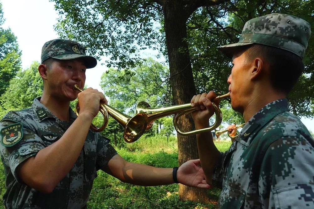 看看他们平时的训练 "531 555 531 555……" "这是我最喜欢的冲锋号