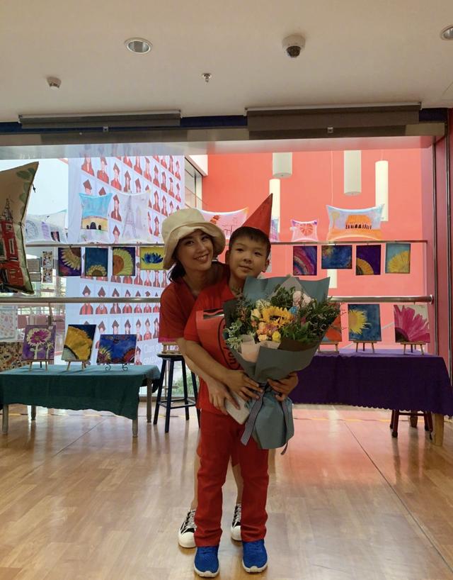 母子三人罕见同框！黄圣依送儿子们开学笑叹“哥俩好”