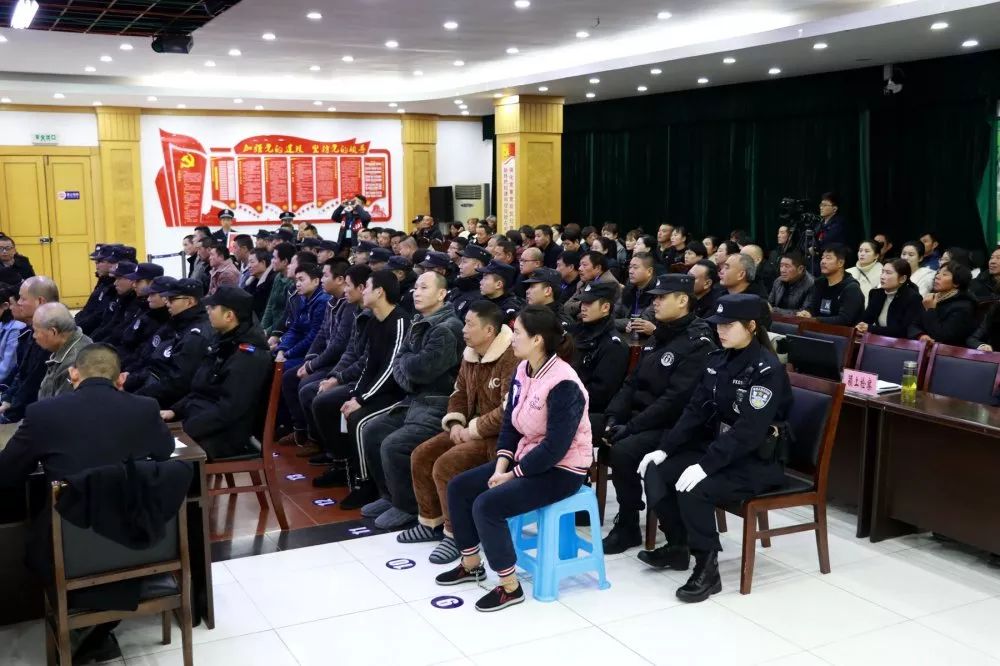 贪污,侵占集体资产,颍上这个23人涉黑团伙案公开开庭审理