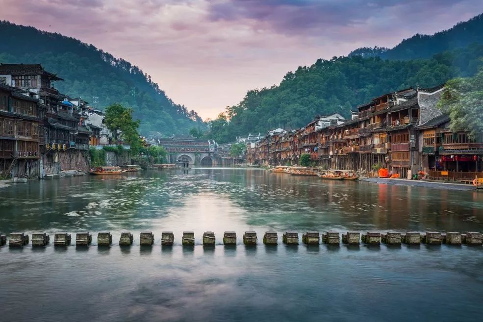 湖南湘西的江南水乡有山有水有阁楼有着风雨城的赞誉