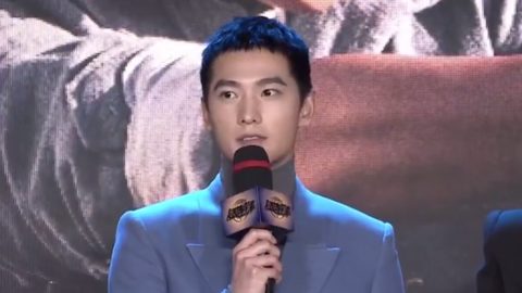 杨洋蓝色西装出席《急先锋》发布会 寸头发型彰显绅士