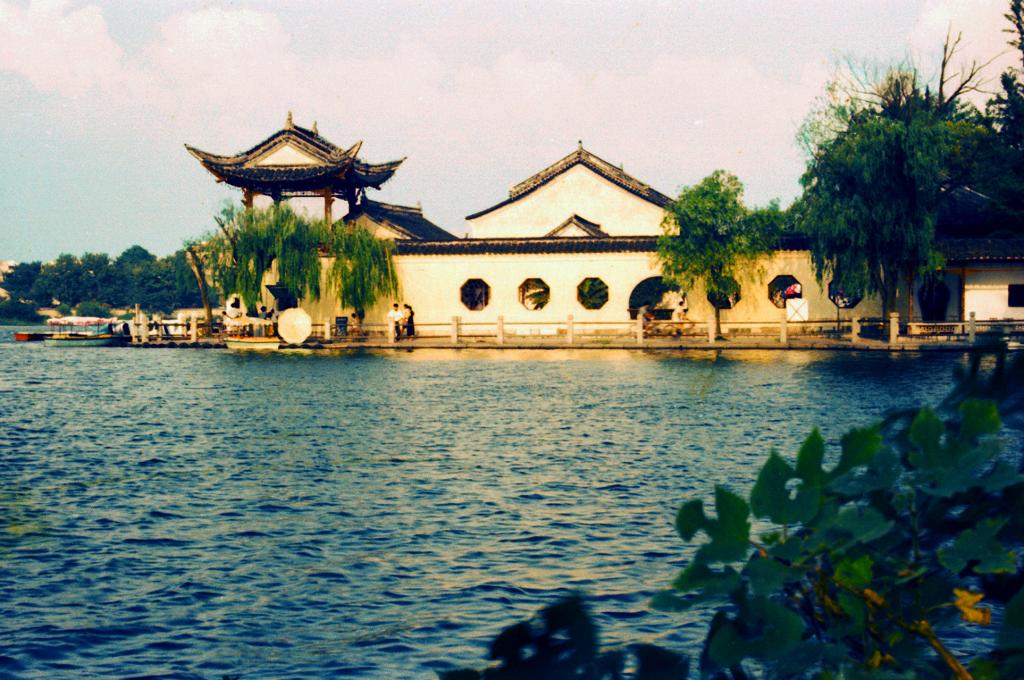 莫愁湖是一座有着1500年悠久历史和丰富人文资源的江南古典名园,为