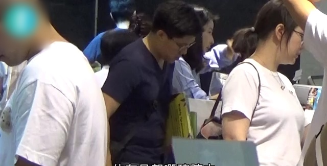 郭晶晶霍启刚带儿子超市扫货，女方瘦身成功，老公却现“幸福肥”