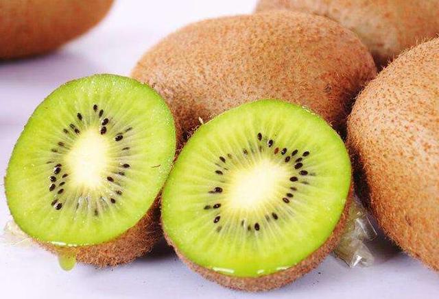 常吃猕猴桃好处多,不同颜色的猕猴桃啥区别,猕猴桃四种食用方式