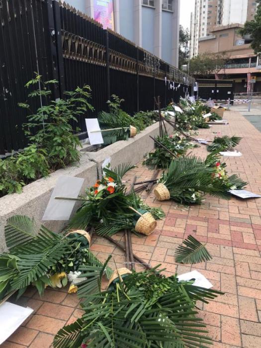 香港“暴徒”破坏被砖砸死清洁工祭坛，被斥丧心病狂！（图） - 1