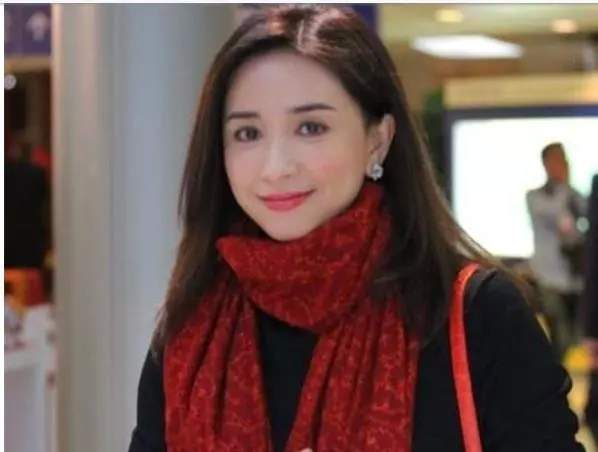 “冻龄港姐”吴婉芳走出丧夫伤痛恢复社交，51岁的她越来越美