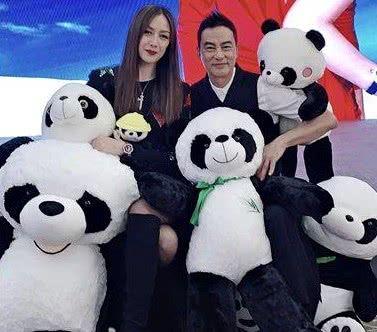 不想用伤口博同情？任达华陪老婆出席活动，合照故意藏起右手