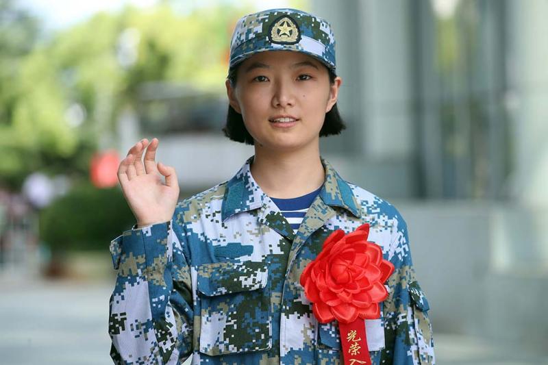 9月19日,上海市举行欢送新兵大会.这是到东海舰队服役的女大学生新兵.