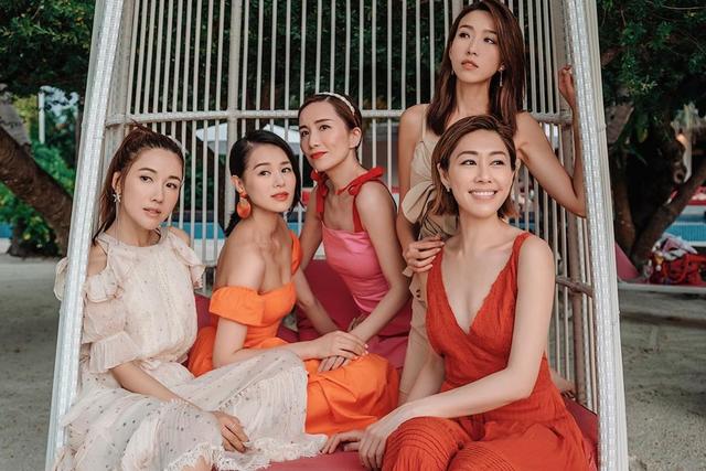 「熊猫娱乐」胡杏儿与众闺蜜性感合照，稳坐C位颜值身材最抢镜