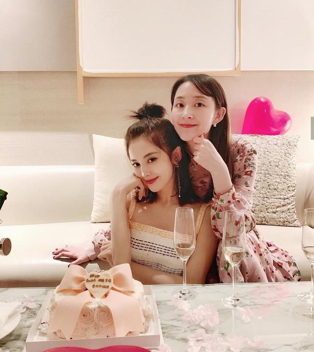 娜扎升级当小姨！姐姐产后晒萌娃挡脸仍显可爱