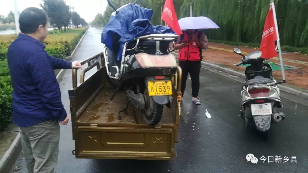 新乡南环加油站南一电车后胎没气了,然后还下着雨