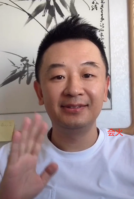 黄海波妻子近照曝光，37岁身型窈窕有致，不输身旁影后秦海璐！