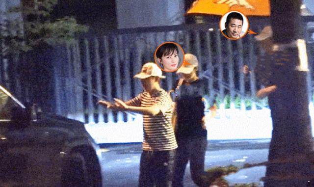 陈建斌与蒋勤勤带儿子聚餐，自己撑伞让妻儿淋雨？