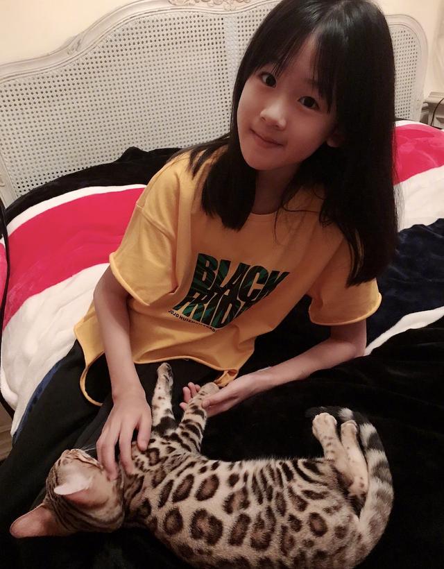 陆毅晒女儿甜美近照，贝儿收养豹纹宠物猫，开心到表情失控